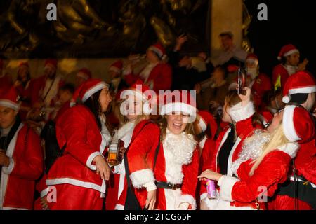 Les gens qui prennent part à SantaCon à Trafalgar Square, qui implique de se déguiser en Père Noël, puis de sortir en ville pour répandre la joie de Noël. Le Banque D'Images