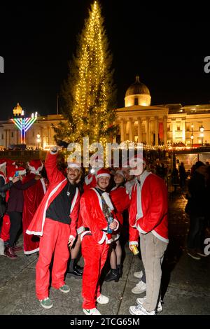 Les gens qui prennent part à SantaCon à Trafalgar Square, qui implique de se déguiser en Père Noël, puis de sortir en ville pour répandre la joie de Noël. Le Banque D'Images