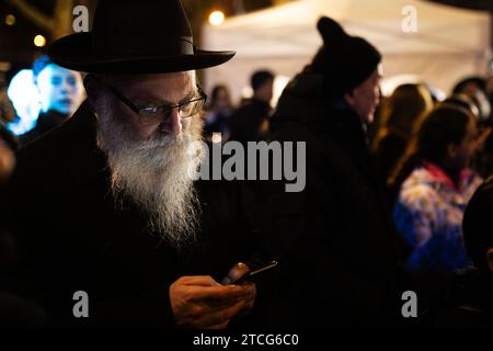 Paris, France. 11 décembre 2023. Un juif vu pendant les festivités de Hanoukka à la place de Bastille. Le cinquième jour des festivités de Hanukkah à Paris a eu lieu sur la place de Bastille. Hanukkah est une fête juive qui commémore la récupération de Jérusalem. Le festival est observé en allumant les bougies d'un candélabre à neuf branches, communément appelé menorah ou hanukkiah. (Image de crédit : © Telmo Pinto/SOPA Images via ZUMA Press Wire) USAGE ÉDITORIAL UNIQUEMENT! Non destiné à UN USAGE commercial ! Banque D'Images