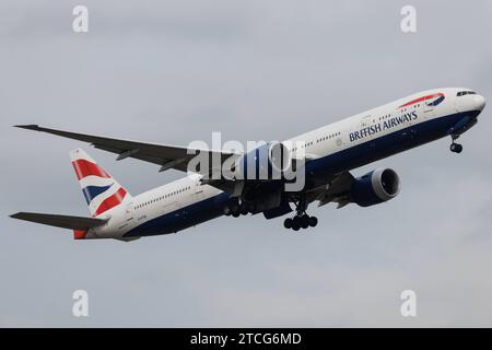 Die Boeing 777-336ER B77W der Fluglinie British Airways BA / BAW mit der Registrierung G-STBL MSN : 42124 startet vom Flughafen London Heathrow Airport EGLL/LHR. Londres Greater London Vereinigtes Königreich *** le Boeing 777 336 ER B77W de la compagnie aérienne British Airways BA BAW immatriculé G STBL MSN 42124 part de l'aéroport de Londres Heathrow EGLL LHR Londres Greater London Royaume-Uni Banque D'Images