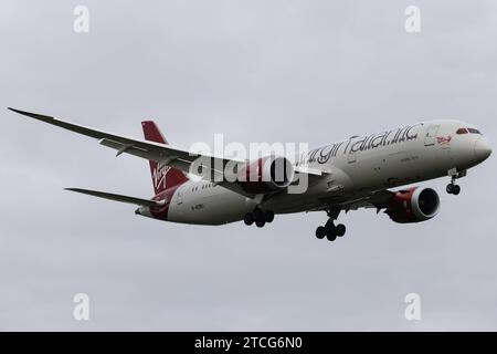 Die Boeing 787-9 Dreamliner B789 der Fluglinie Virgin Atlantic VS / VIR mit der Registrierung G-VCRU MSN : 37972 landet am Flughafen London Heathrow Airport EGLL/LHR. Londres Greater London Vereinigtes Königreich *** le Boeing 787 9 Dreamliner B789 de la compagnie aérienne Virgin Atlantic VS VIR immatriculé G VCRU MSN 37972 atterrit à l'aéroport de Londres Heathrow EGLL LHR Londres Greater London Royaume-Uni Banque D'Images