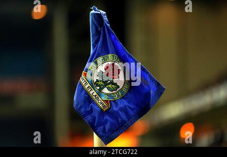 Une vue générale d'un drapeau de coin des Blackburn Rovers pendant le match du championnat Sky Bet à Ewood Park, Blackburn. Date de la photo : mardi 12 décembre 2023. Banque D'Images