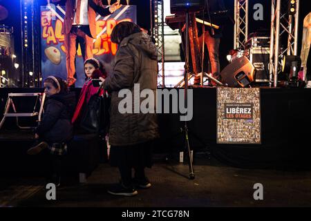 Paris, France. 11 décembre 2023. Juifs vus près de la scène pendant les festivités. Le cinquième jour des festivités de Hanukkah à Paris a eu lieu sur la place de Bastille. Hanukkah est une fête juive qui commémore la récupération de Jérusalem. Le festival est observé en allumant les bougies d'un candélabre à neuf branches, communément appelé menorah ou hanukkiah. (Image de crédit : © Telmo Pinto/SOPA Images via ZUMA Press Wire) USAGE ÉDITORIAL UNIQUEMENT! Non destiné à UN USAGE commercial ! Banque D'Images