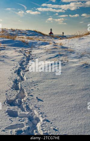 Des pas dans la neige mènent à la jetée et au phare de StJoseph, dans le comté de Berrien, Michigan Banque D'Images