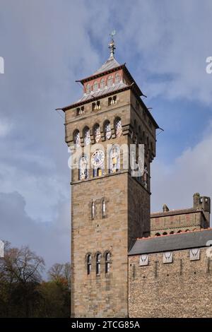 Cardiff, South Glamorgan, pays de Galles, Europe - 14 novembre 2023 : tour de l'horloge du château. Banque D'Images