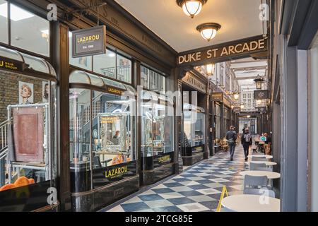 Cardiff, South Glamorgan, pays de Galles, Europe - 14 novembre 2023 : salon de coiffure Lazarou à Duke Street Arcade Banque D'Images