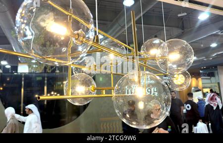Hawalli, Koweït. 12 décembre 2023. Les gens visitent l'Expo Mirzaam dans le gouvernorat de Hawalli, Koweït, le 12 décembre 2023. La Mirzaam Expo, une exposition de design d’intérieur et de décoration, a débuté ici mardi et durera jusqu’au 16 décembre. Crédit : Asad/Xinhua/Alamy Live News Banque D'Images