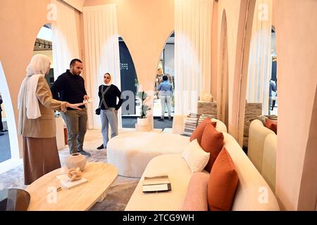 Hawalli, Koweït. 12 décembre 2023. Les gens visitent l'Expo Mirzaam dans le gouvernorat de Hawalli, Koweït, le 12 décembre 2023. La Mirzaam Expo, une exposition de design d’intérieur et de décoration, a débuté ici mardi et durera jusqu’au 16 décembre. Crédit : Asad/Xinhua/Alamy Live News Banque D'Images