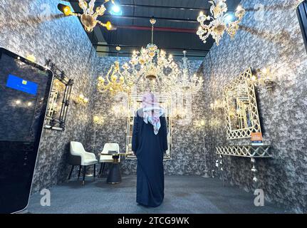 Hawalli, Koweït. 12 décembre 2023. Un homme visite l’Expo Mirzaam dans le gouvernorat de Hawalli, Koweït, le 12 décembre 2023. La Mirzaam Expo, une exposition de design d’intérieur et de décoration, a débuté ici mardi et durera jusqu’au 16 décembre. Crédit : Asad/Xinhua/Alamy Live News Banque D'Images
