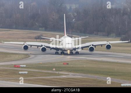 Der Airbus A380-861 A388 mit der Sonderlackierung année du cinquantième Livery der Fluglinie Emirates EK / UAE mit der Registrierung A6-EEX MSN : 154 Rollt am Flughafen Zürich LSZH/ZRH. Kloten Zürich Schweiz *** l'Airbus A380 861 A388 avec l'année spéciale de la cinquantième livraison de la compagnie Emirates EK UAE avec l'immatriculation A6 EEX MSN 154 est au sol à Zurich aéroport LSZH ZRH Kloten Zurich Suisse Banque D'Images