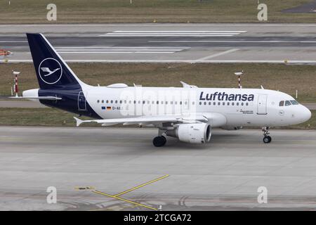 Der Airbus A319-114 A319 der Fluglinie Lufthansa LH / DLH mit der Registrierung D-AILI MSN : 0651 Rollt am Flughafen Zürich LSZH/ZRH. Kloten Zürich Schweiz *** l'Airbus A319 114 A319 de la compagnie aérienne Lufthansa LH DLH immatriculé D AILI MSN 0651 circule à l'aéroport de Zurich LSZH ZRH Kloten Zurich Suisse Banque D'Images