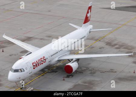 Der Airbus A321-111 A321 der Fluglinie Swiss LX / SWR mit der Registrierung HB-IOH MSN : 0664 parkt am Flughafen Zürich LSZH/ZRH. Kloten Zürich Schweiz *** l'Airbus A321 111 A321 de la compagnie aérienne Swiss LX SWR immatriculé HB IOH MSN 0664 est stationné à l'aéroport de Zurich LSZH ZRH Kloten Zurich Suisse Banque D'Images