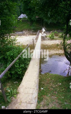 Comté de Neamt, Roumanie, env. 1998. Un long et étroit pont en bois dans une région éloignée. Banque D'Images