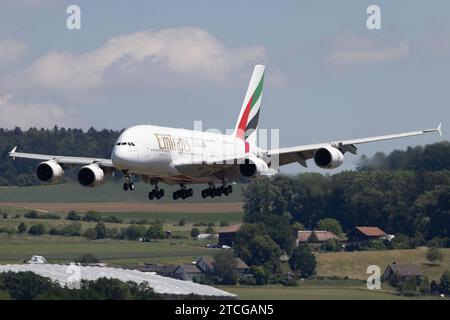 Der Airbus A380-861 A388 der Fluglinie Emirates EK / UAE mit der Registrierung A6-EEN MSN : 135 landet am Flughafen Zürich LSZH/ZRH. Kloten Zürich Schweiz *** l'Airbus A380 861 A388 d'Emirates EK UAE immatriculé A6 EEN MSN 135 atterrit à l'aéroport de Zurich LSZH ZRH Kloten Zurich Suisse Banque D'Images