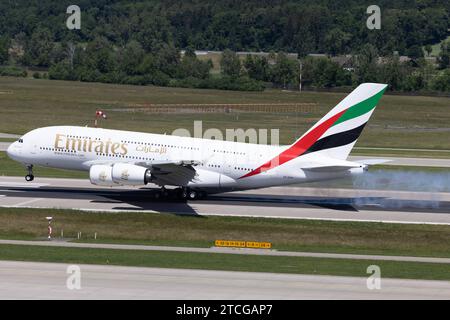 Der Airbus A380-861 A388 der Fluglinie Emirates EK / UAE mit der Registrierung A6-EEN MSN : 135 landet am Flughafen Zürich LSZH/ZRH. Kloten Zürich Schweiz *** l'Airbus A380 861 A388 d'Emirates EK UAE immatriculé A6 EEN MSN 135 atterrit à l'aéroport de Zurich LSZH ZRH Kloten Zurich Suisse Banque D'Images