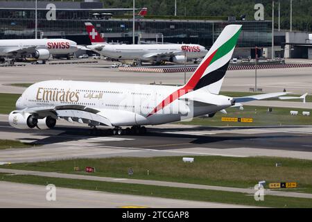 Der Airbus A380-861 A388 der Fluglinie Emirates EK / UAE mit der Registrierung A6-EEN MSN : 135 landet am Flughafen Zürich LSZH/ZRH. Kloten Zürich Schweiz *** l'Airbus A380 861 A388 d'Emirates EK UAE immatriculé A6 EEN MSN 135 atterrit à l'aéroport de Zurich LSZH ZRH Kloten Zurich Suisse Banque D'Images