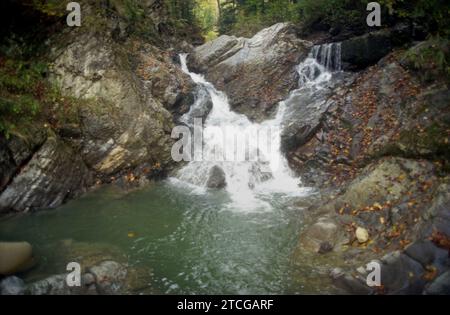 Chute d'eau dans le comté de Neamt, Roumanie, env. 1998 Banque D'Images