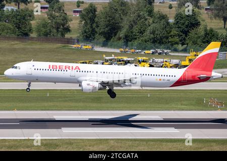 Der Airbus A321-212 A321 der Fluglinie Iberia IB / IBE mit der Registrierung EC-JQZ MSN : 2736 landet am Flughafen Zürich LSZH/ZRH. Kloten Zürich Schweiz *** Airbus A321 212 A321 de la compagnie aérienne Iberia IB IBE immatriculée EC JQZ MSN 2736 atterrit à Zurich Airport LSZH ZRH Kloten Zurich Suisse Banque D'Images