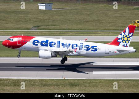 Der Airbus A320-214 A320 der Fluglinie Edelweiss Air WK / EDW mit der Registrierung HB-IJW MSN : 2134 landet am Flughafen Zürich LSZH/ZRH. Kloten Zürich Schweiz *** l'Airbus A320 214 A320 de la compagnie aérienne Edelweiss Air WK EDW immatriculé HB IJW MSN 2134 atterrit à l'aéroport de Zurich LSZH ZRH Kloten Zurich Suisse Banque D'Images