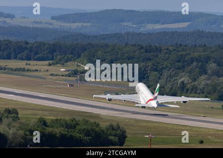 Der Airbus A380-861 A388 der Fluglinie Emirates EK / UAE mit der Registrierung A6-EEN MSN : 135 startet vom Flughafen Zürich LSZH/ZRH. Kloten Zürich Schweiz *** l'Airbus A380 861 A388 d'Emirates EK UAE immatriculé A6 EEN MSN 135 décolle de l'aéroport de Zurich LSZH ZRH Kloten Zurich Suisse Banque D'Images