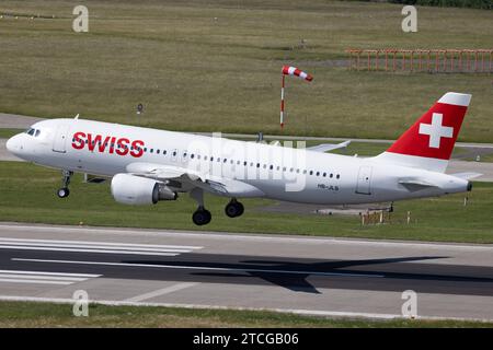 Der Airbus A320-214 A320 der Fluglinie Swiss LX / SWR mit der Registrierung HB-JLS MSN : 5069 landet am Flughafen Zürich LSZH/ZRH. Kloten Zürich Schweiz *** Airbus A320 214 A320 de la compagnie aérienne Swiss LX SWR immatriculée HB JLS MSN 5069 atterrit à Zurich Airport LSZH ZRH Kloten Zurich Suisse Banque D'Images