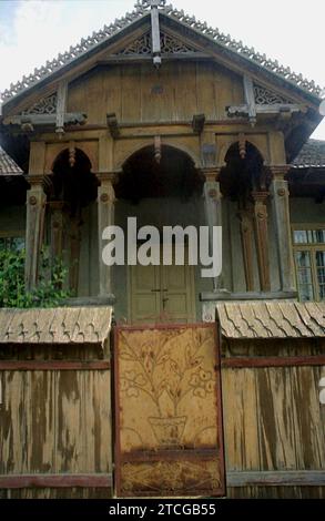 Comté de Neamt, Roumanie, env. 1998. Entrée d'une maison dans un village, avec des éléments en bois joliment ornés à la main. Banque D'Images