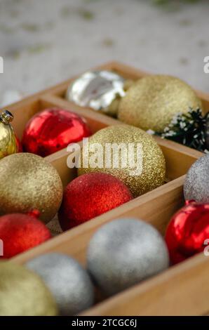 Décorations de Noël en plein air sur une rue, boules et ornements Banque D'Images