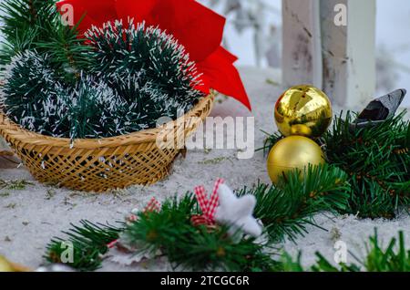 Décorations, boules et ornements de rue de Noël en plein air Banque D'Images