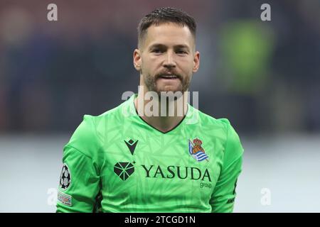 Milan, Italie. 12 décembre 2023. Alejandro Remiro de Real Sociedad réagit alors que l'équipe célèbre la première place dans le groupe après le tirage au sort 0-0 dans le match de l'UEFA Champions League à Giuseppe Meazza, Milan. Le crédit photo devrait se lire : Jonathan Moscrop/Sportimage crédit : Sportimage Ltd/Alamy Live News Banque D'Images