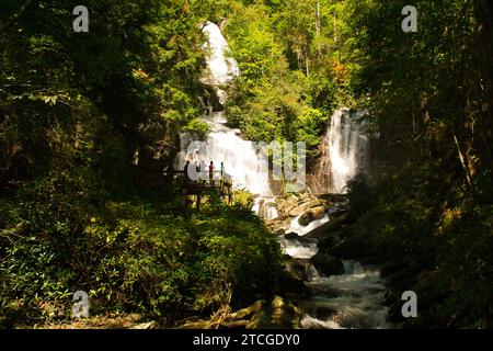 Une vue panoramique de l'eau jaillissant des chutes d'eau Anna Ruby dans le parc national Unicoi près de Helen en Géorgie, États-Unis Banque D'Images