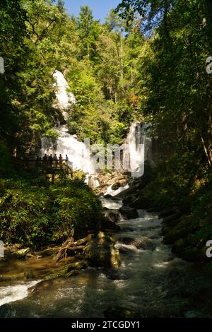 Une vue panoramique de l'eau jaillissant des chutes d'eau Anna Ruby dans le parc national Unicoi près de Helen en Géorgie, États-Unis Banque D'Images