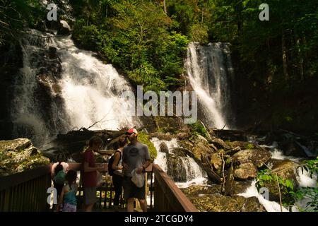 Une vue panoramique de l'eau jaillissant des chutes d'eau Anna Ruby dans le parc national Unicoi près de Helen en Géorgie, États-Unis Banque D'Images