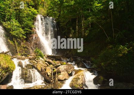 Une vue panoramique de l'eau jaillissant des chutes d'eau Anna Ruby dans le parc national Unicoi près de Helen en Géorgie, États-Unis Banque D'Images