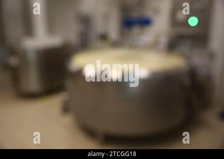 Vue floue du réservoir de préparation du lait caillé à l'usine de fromage Banque D'Images