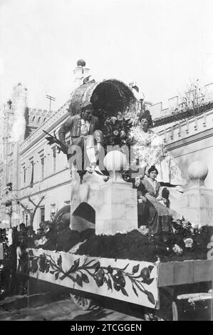 11/30/1916. Inauguration d'un marché à Valence. Flotteurs «le fond de la mer» et «fleurs et fruits», qui sont apparus dans le brillant défilé tenu à l'occasion de l'inauguration du marché de Colón. Crédit : Album / Archivo ABC / Vicente Barbera Masip Banque D'Images