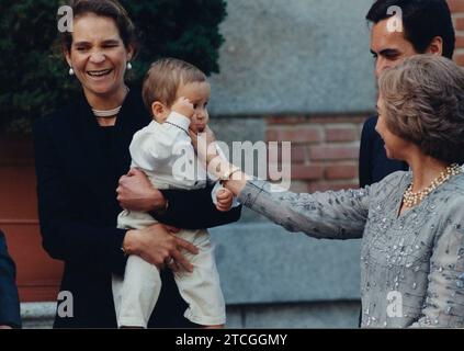 10/19/1999. Une image de l'Infante Elena et Jaime de Marichalar avec leur fils Froilán, accompagnés de la reine Sofía, lors de la visite du roi Abdallah II de Jordanie et de son épouse Rania à Madrid. Crédit : Album / Archivo ABC / José María Barroso Banque D'Images