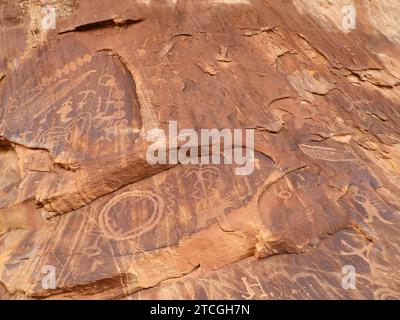 un panneau d'anciens pétroglyphes amérindiens dans le canyon three fingers dans la houle de san rafael près de green river, utah Banque D'Images