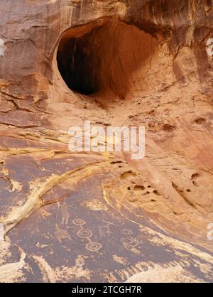 anciens pétroglyphes indigènes américains en face d'une grotte dans le canyon des trois doigts de la houle de san rafael près de green river, utah Banque D'Images