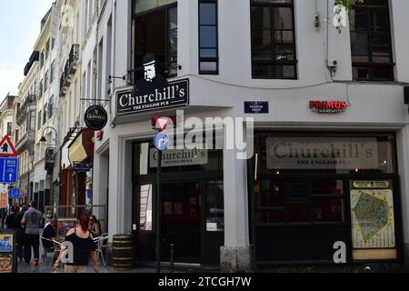 Panneau et extérieur du bâtiment de Churchill's, un pub anglais dans le centre-ville de Bruxelles Banque D'Images