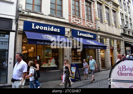 Façade extérieure de la chocolaterie belge Leonidas près de la Grand place dans le centre-ville de Bruxelles Banque D'Images