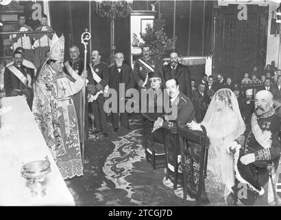 05/02/1917. Dans l'église des Descalzas Reales. Mlle Carmen García Ruiz et le directeur général des prisons et de l’ingénieur des mines, M. Isidoro Rodríguez y Sánchez Guerra, en recevant hier après-midi la bénédiction de mariage qui leur a été donnée par l’évêque de Calahorra. Crédit : Album / Archivo ABC / Julio Duque Banque D'Images