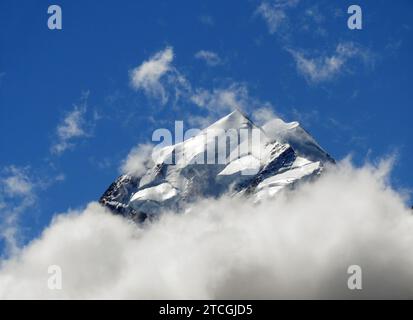 vue en gros plan du sommet enneigé du mont cook depuis le long de la piste de la vallée de hooker en été, près du village de mount cook, sur l'île du sud de la nouvelle-zélande Banque D'Images