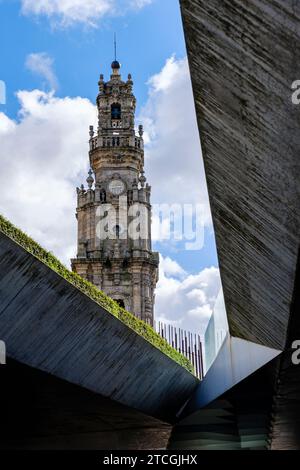 Torre dos Clérigos, Tour Clerigos, Igreja dos Clérigos, Eglise Clerigos, tour de l'horloge du temple baroque catholique dans la vieille ville de Porto, Portugal Banque D'Images
