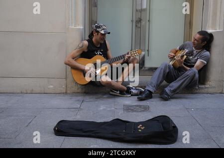 08/14/2013. Madrid. Espagne. Centre de Madrid. Rapport des musiciens de rue. Photo : Saint Bernard. Archdc de San BernardoJohnny et Eddie, Espagnol et Français, jouent de la guitare ensemble sur Calle del Carmen. Crédit : Album / Archivo ABC / Eduardo San Bernardo Banque D'Images