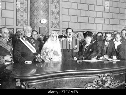 08/31/1916. Mariage distingué à San Sebastián. La mariée et le marié, Mme Jesusa Espinosa de los Monteros, fille du marquis de Valtierra, et M. Eugenio Barroso, fils du ministre de la grâce et de la Justice, après avoir signé le certificat de mariage dans l'église de San Vicente. Crédit : Album / Archivo ABC / Ramón Alba Banque D'Images