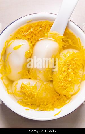 Vue de dessus bol de boules de riz gluant Chrysanthemum à composition verticale Banque D'Images
