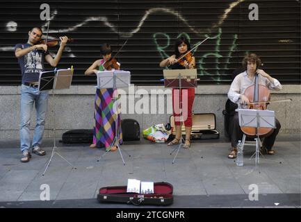 08/14/2013. Madrid. Espagne. Centre de Madrid. Rapport des musiciens de rue. Photo : Saint Bernard. Archdc de Saint Bernard Preslav, Desislava, Petya et Stamen sont Bulgares et se nomment 'Street Art'. Cet été, ils sont à Madrid. Crédit : Album / Archivo ABC / Eduardo San Bernardo Banque D'Images