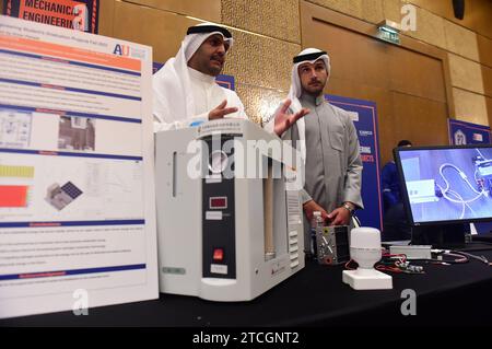 Gouvernorat de Hawalli, Koweït. 12 décembre 2023. Les étudiants présentent leur projet de production d'hydrogène à énergie solaire à l'exposition des projets de graduation des étudiants en ingénierie dans le gouvernorat de Hawalli, Koweït, le 12 décembre 2023. Crédit : Yin Ke/Xinhua/Alamy Live News Banque D'Images