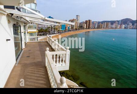 Alicante le 5 février 2021. Benidorm sans tourisme. Hôtels, terrasses et cafés fermés.- vue sur la plage de Levante depuis l'Hôtel Venecia fermé photo Juan Carlos Soler archdc. Crédit : Album / Archivo ABC / Juan Carlos Soler Banque D'Images