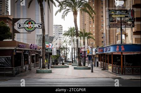 Alicante le 5 février 2021. Benidorm sans tourisme. Hôtels fermés, terrasses et cafés.- Calle Mallorca est la rue principale pour les Anglais, plein d'établissements fermés. Photo Juan Carlos Soler archdc. Crédit : Album / Archivo ABC / Juan Carlos Soler Banque D'Images